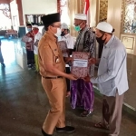 Penyerahan bantuan dana hibah untuk masjid dan pesantren di Mandhapah Agung Ronggosukowati Pamekasan. 