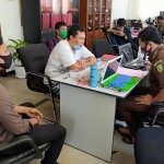 SH (kaos putih), saat berada di Kantor Kejaksaan Kabupaten Kediri. (foto: ist.)