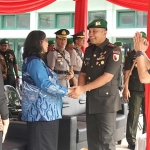 Pj Wali Kota Kediri Zanariah saat menyalami Letkol Inf. Yuda Sancoyo. Foto: Ist. 