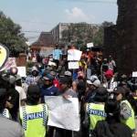 Aksi warga menuntut penutupan PT PRIA di pintu masuk kantor bupati Mojokerto. foto: yudi eko purnomo/ BANGSAONLINE