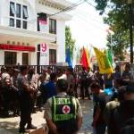 DIKAWAL: Suasana unjuk rasa di depan kantor KPU Tuban. foto: suwandi/BANGSAONLINE