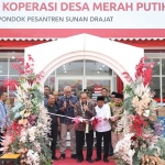 Sekda Achmad Washil M. T. didampingi Kepala DPMD Abu Hassan, Kepala Diskoperindag Darmawan, dan Kades Dapet Siswadi meresmikan gerai sembako Kopdes Merah Putih. Foto: Ist.
