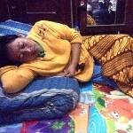 Emi Sumarti hanya bisa berbaring karena menderita tumor ganas. Foto: arif kurniawan/BANGSAONLINE