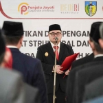 Bupati Kediri Hanindhito Himawan Pramana saat melantik beberapa pejabat di lingkungan Pemkab Kediri. (Ist)