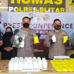 Kapolres Blitar AKBP Adhitya Panji Anom (dua dari kiri) menunjukkan ribuan pil okerbaya hasil operasi tumpas narkoba.