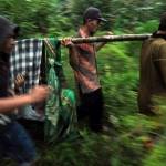 Anggota Polisi membawa anggota kelompok teroris Santoso yang tewas saat baku tembak dengan anggota Brimob dan Densus 88 di Desa Sakina Jaya, Parig, Sulawesi Tengah,3 April 2015. foto: tempo.co