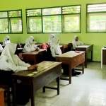 Pembelajaran Tatap Muka Terbatas (PTMT) yang dilaksanakan di SMP Negeri 1 Ngasem dengan protokol kesehatan yang ketat. foto: ist. 