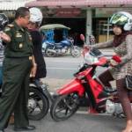?

Perempuan bercelana legging dihentikan dalam razia polisi syariat. Foto:repro bbc