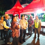 Kapolres Pasuruan AKBP Teddy Candra didampingi Kapolsek Pandaan saat meninjau salah satu gereja di pandaan Pasuruan. Foto: M. Andy Fachrudin/bangsaonline