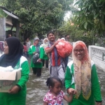 Jajaran PAC Fatayat Bungah ketika berbagi bantuan. foto: syuhud/ bangsaonline