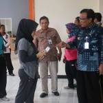 Bupati Sambari HR ketika sidak di kantor DPU Pemkab Gresik. foto: SYUHUD/ BANGSAONLINE