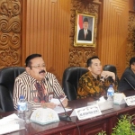 Kepala Perwakilan BKKBN Prov Jatim Yenrizal Makmur saat Rakor Mitra Lintas Sektoral yang digelar di Bappenda Prov Jatim. Foto: YUDI A/BANGSAONLINE