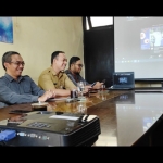 Komisioner Bawaslu Kota Pasuruan bersama seluruh staf mengikuti Apel Siaga Pengawasan Pemilu 2024 yang digelar Bawaslu RI melalui daring. foto: ARDIANZAH/ BANGSAONLINE