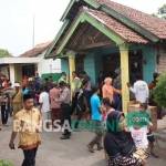 Rumah duka dipadati oleh warga untuk melayat. foto: RONY SUHARTOMO/ BANGSAONLINE