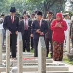 Presiden Joko Widodo dan Wapres Jusuf Kalla melakukan ziarah di di Taman Makam Pahlawan, Kalibata, Jakarta. 