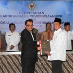 Wali Kota Mojokerto Mas’ud Yunus saat menerima penghargaan.