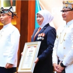 Gubernur Jawa Timur Khofifah Indar Parawansa saat menerima anugerah Lencana Tanda Kehormatan Hakaryo Guno Mamayu Bawono.
