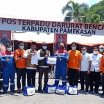 PT Pertamina Persero saat memberi bantuan paket sembako terhadap korban banjir di Kabupaten Pamekasan yang di salurkan melalui Posko BPBD dan FRPB.