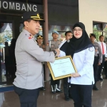 Wakapolres Jombang, Kompol Hari Kurniawan, saat menerima penghargaan dari TRC PPA.