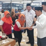 Gus Barra dan dr Rizal, Suwandy Firdaus, serta H. Soleh saat menyapa para pekerja di MPS Trowulan.