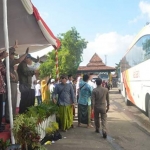 Sekdakab Sumenep saat pemberangkatan CJH tadi pagi di GOR A. Yani Pangligur, Minggu (07/07/2019).