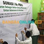 Gus Salam dan beberapa pengurus saat menandatangani somasi untuk PBNU terkait polemik pelantikan PCNU Jombang. Foto: AAN AMRULLOH/BANGSAONLINE