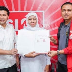 Khofifah Indar Parawansa, dan Emil Elestianto Dardak saat menerima surat keputusan B1 KWK dari PSI.