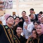 Wali Kota Mojokerto Ika Puspitasari selfie bersama para peserta sosialisasi P4GN dan prekursor narkotika (PN).