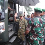 Wali Kota Batu, Nurochman, memasuki bus menuju lokasi retreat di akademi militer Magelang. Foto: Ist.