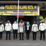 Sejumlah petugas Polresta Malang Kota saat menerima penghargaan dari TRCPPAI.