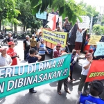ORASI: Demo PKL menuntut semua pintu utama GOR Delta dibuka, di depan gedung DPRD Sidarjo, Selasa (7/1). foto: ist