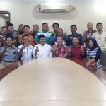 Gus Ipul berfoto bersama perwakilan KSPI dan FSPMI Jawa Timur.