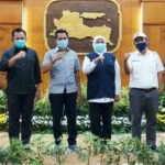 Gubernur Jawa Timur Khofifah Indar Parawansa bersama perwakilan buruh di Gedung Grahadi. foto: ist/ bangsaonline.com