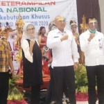 Kepala Dinas Pendidikan Provinsi Jatim Wahid Wahyudi foto bersama panitia dan peserta lomba kecantikan.