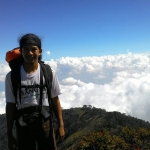 Sulthon (penulis), saat melakukan pendakian di Gunung Arjuna tahun 2015.