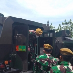 Danpussenarm Mayjen TNI Totok Imam Santoso mengecek alutsista di Yon Armed 12 Ngawi.