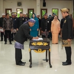 Pengambilan sumpah jabatan 34 pejabat di lingkungan Pemerintah Kabupaten Lamongan.