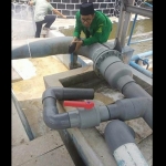 Saad Muafi saat kontrol aliran pembuangan limbah. 
