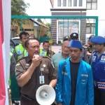 Kasi Intel Suhartono kala menemui pengunjuk rasa mahasiswa PMII Sidoarjo, di depan Kantor Kejari, Senin (29/2). foto: nanang ichwan/ BANGSAONLINE