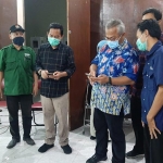 Ketua KPU RI, Arief Budiman (dua dari kanan) ketika melihat rekapitulasi suara Pilkada Gresik 2020 menggunakan aplikasi Sirekap. foto: ist.