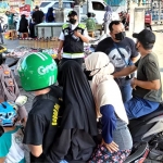 Suasana operasi yustisi di Pasar Mojoagung, Jombang.