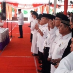 Bupati Sambari saat memimpin sumpah jabatan dalam pelantikan 1.111 pejabat. foto: SYUHUD/ BANGSAONLINE