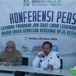 Kepala BPJS Kesehatan cabang madiun mendampingi kepala Dinas Kesehatan Kabupaten Madiun. Foto: Hendro Suhartono/BANGSAONLINE.com
