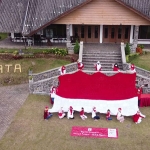 Bendera Merah Putih Terbesar dari Rangkaian Rajut Pertama di Indonesia dalam Kategori Seni dan Budaya. Dengan ukuran 4 meter x 6 meter dan berat hingga 50 kg yang dikerjakan oleh total 350 peserta dan dibentangkan oleh perwakilan para Rajuters Nusantara di Pandurata, Prigen, Jawa Timur. (foto: ist)