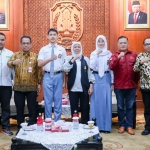 Gubernur Jawa Timur Khofifah Indar Parawansa bersama Wira Yudha dan Kirei Na Hana Ramadhani, Anggota Pasukan Pengibar Bendera Pusaka (Paskibraka) Nasional asal Jawa Timur yang akan bertugas di Istana Negara Jakarta, pada 17 Agustus tahun ini.