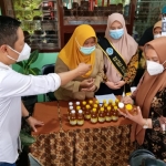 Wali Kota Mojokerto Ika Puspitasari saat melihat produk olahan jamu anti virus bikinan Siswa SMPN 3 Kota Mojokerto.