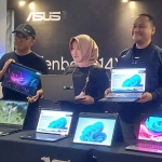 Product manager Asus saat menunjukkan produk premiumnya dalam acara Asus Media Gathering di Hotel JW Marriot, Surabaya, Kamis (27/10/2022). Foto: Arief/BANGSAONLINE.com