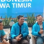 Dari kiri ke kanan, Misbahul Munir (Sekretaris DPW Partai Gelora Jatim), Muhamad Sirot (Ketua DPW Partai Gelora Jatim), dan Hamy Wahjuniato (Ketua DPN Partai Gelora). foto: DIDI ROSADI/ BANGSAONLINE