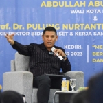 Wali Kota Abdullah Abu Bakar mengisi kuliah umum Dinus Inside 2023 di Kampus Universitas Dian Nuswantoro Kediri. Foto: Ist. 