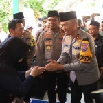 Kapolda Jatim, Irjen Pol Imam Sugianto, saat takziah ke anggota KPPS di Sidoarjo.